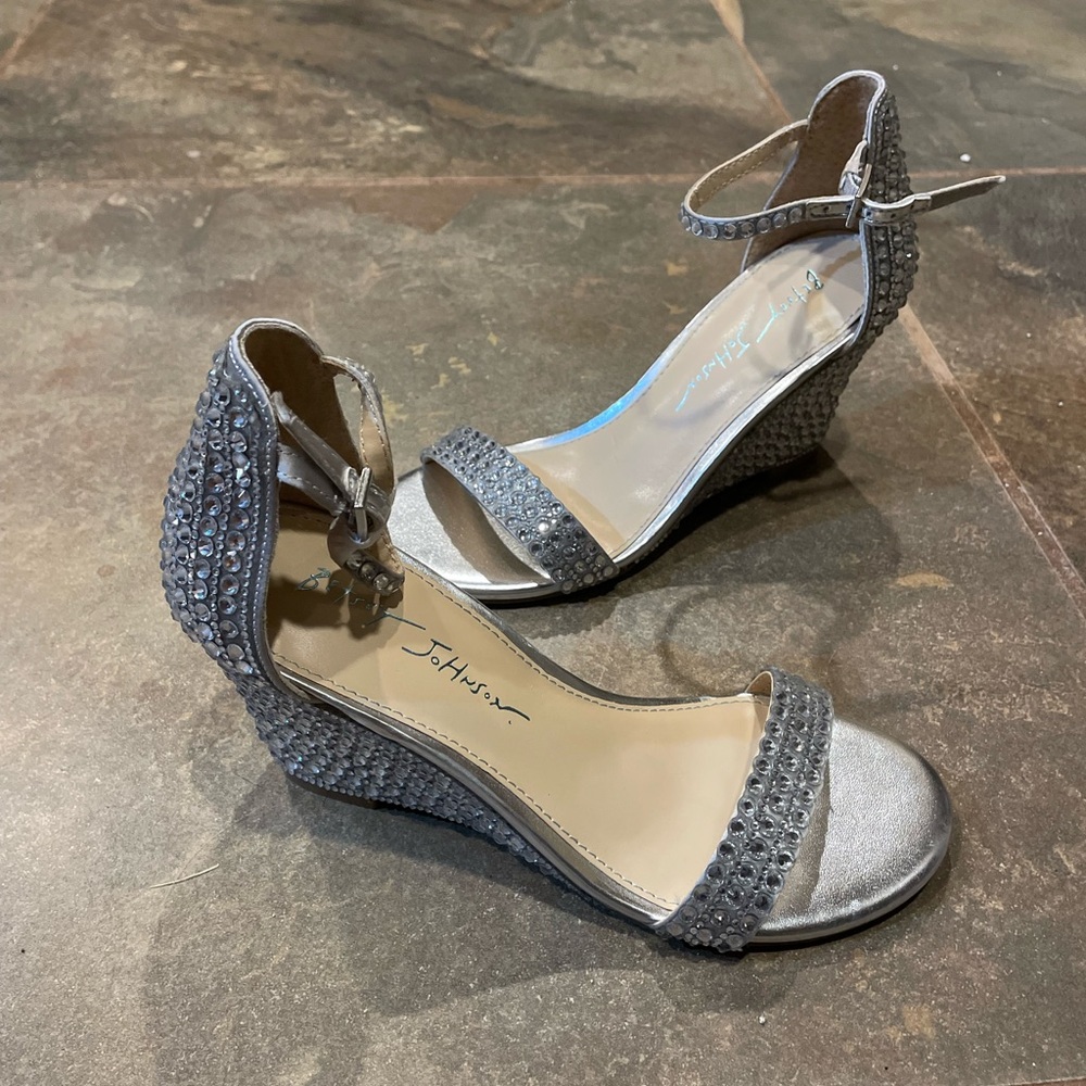 NWOB Betsey Johnson Debie Wedge Sandals - Picture 2 of 7
